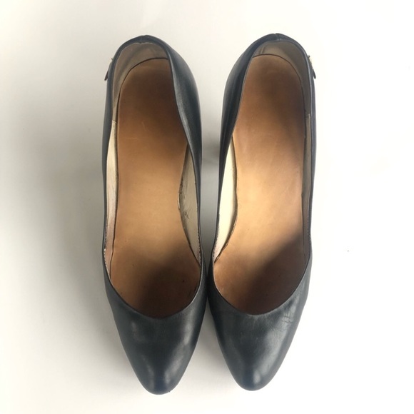 Gianfranco Ferr\u00e9 Spitse pumps zwart zakelijke stijl Schoenen Pumps Spitse pumps Gianfranco Ferré Gianfranco Ferr\u00e9 Spitse pumps zwart zakelijke stijl Schoenen Pumps Spitse pumps Gianfranco Ferré